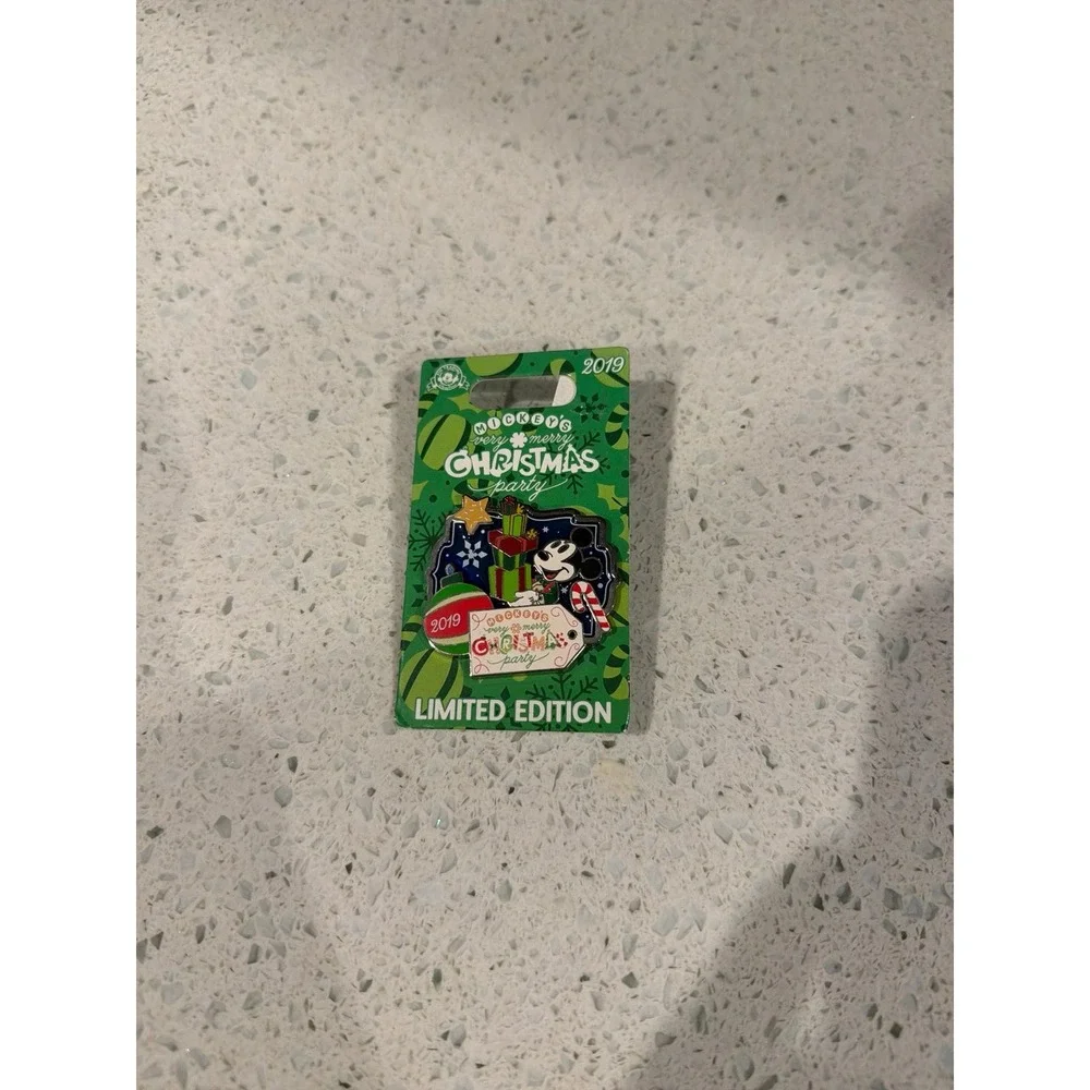 Disney MICKEY'S VERY MERRY CHRISTMAS PARTY 2019‎ Mickey Presents Pin